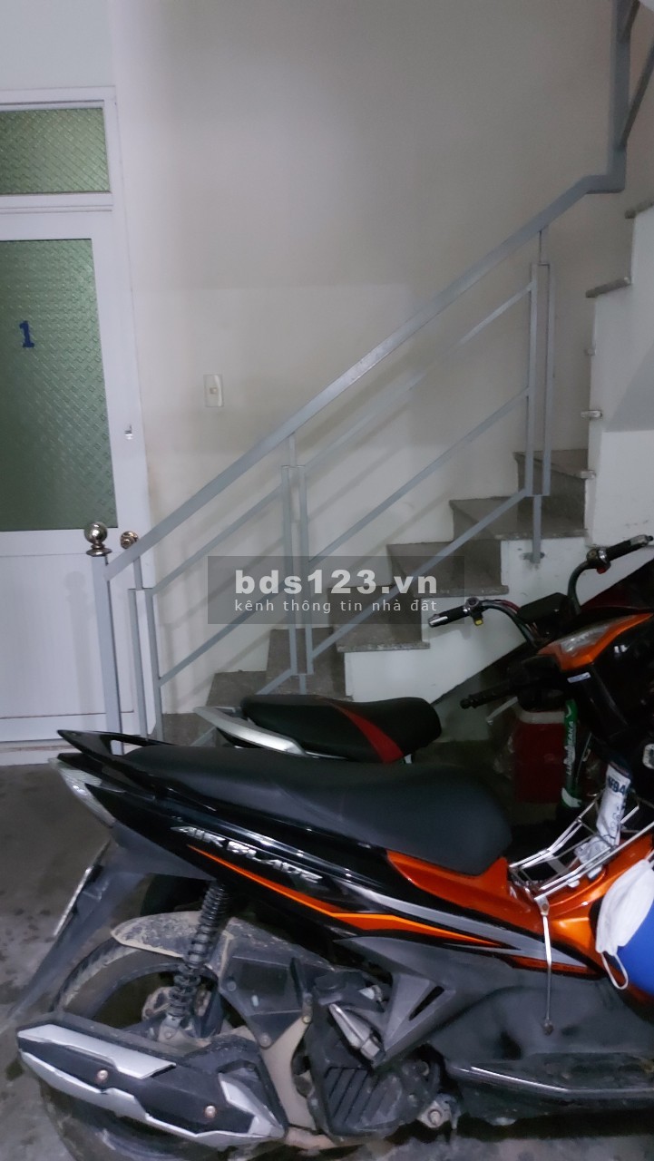 Chính chủ cần bán gấp nhà trung tâm phố với chỉ 5.8 tỷ, 3 tầng 6 pn, ngay gần chợ Xóm mới