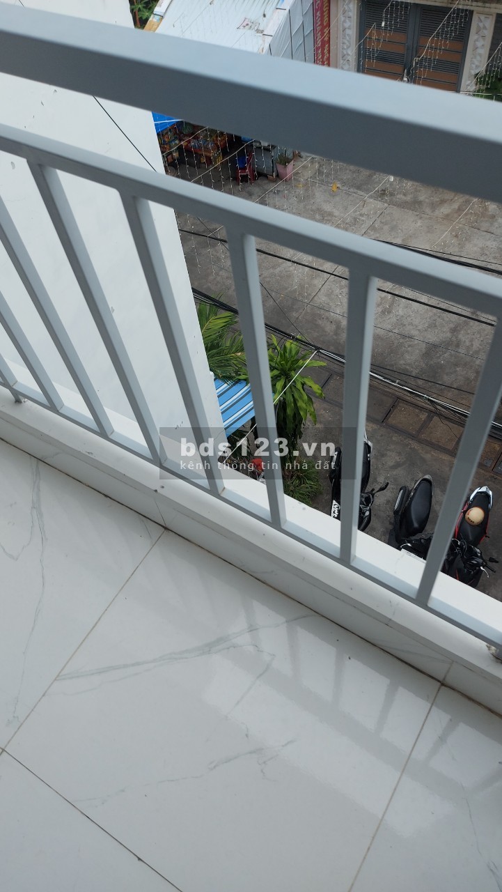 Chính chủ cần bán gấp nhà trung tâm phố với chỉ 5.8 tỷ, 3 tầng 6 pn, ngay gần chợ Xóm mới