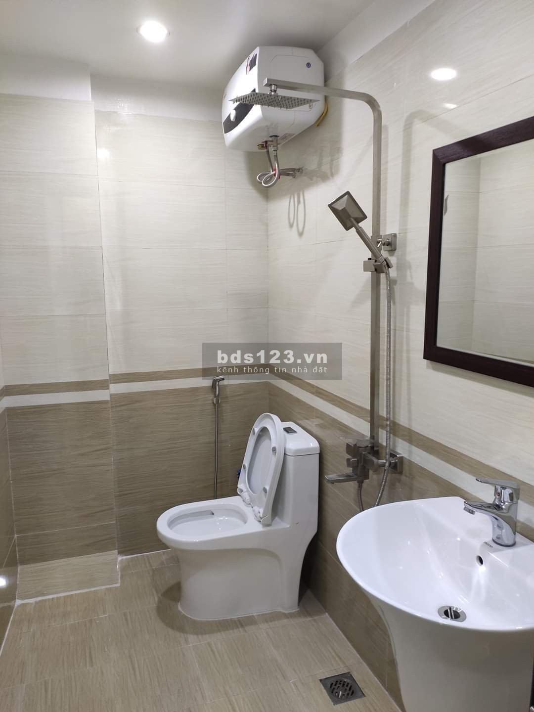 Bán Nhà DT 50m 5T MT3.7m giá 8. tỷ. 325 Kim Ngưu Hai Bà Trưng 0947913839