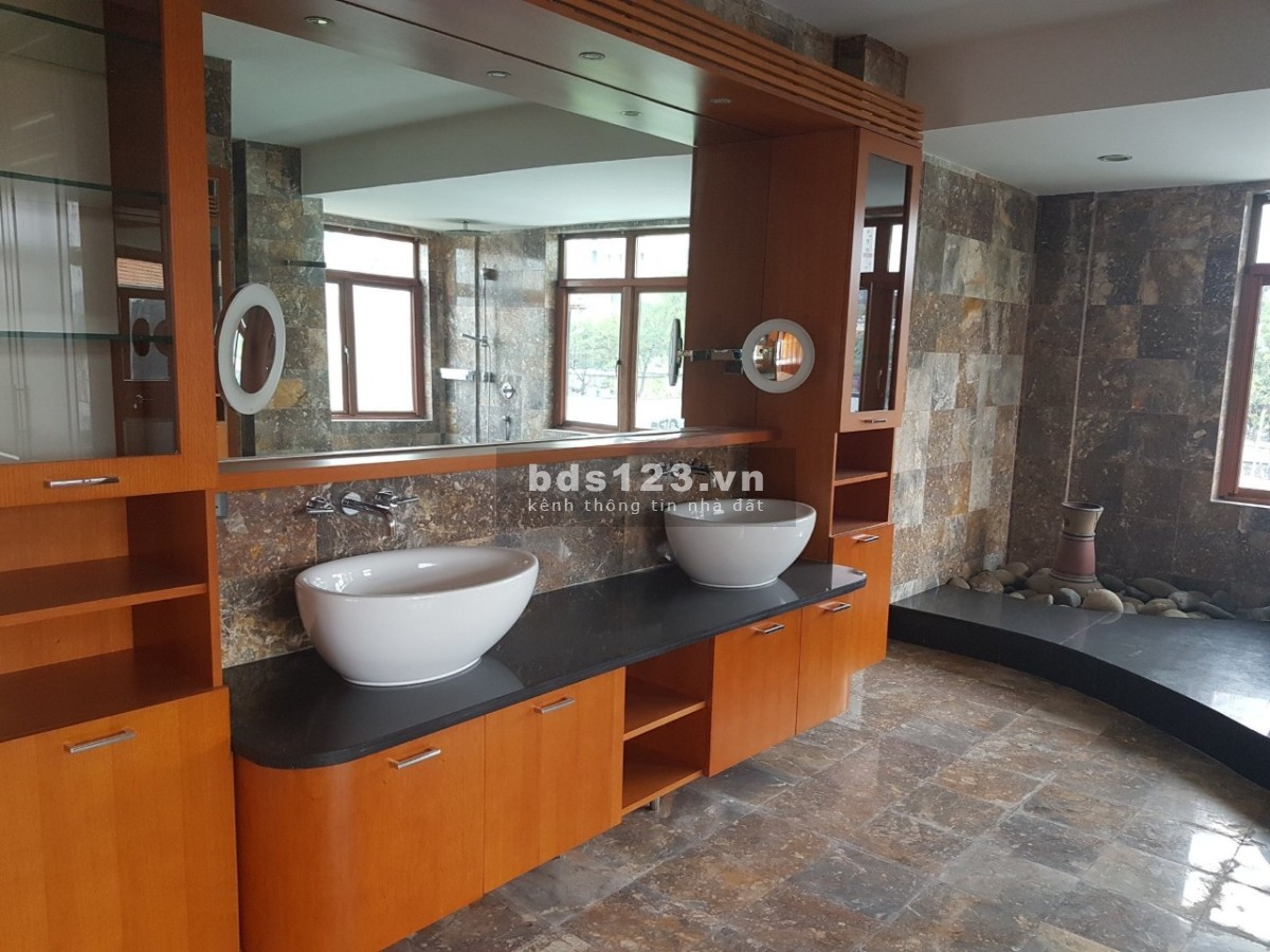 Bán biệt thự MT sông SG, đ. Nguyễn Văn Hưởng. DT 45x30m (1018m²). 4 Lầu - 260 tỷ - 0911989098 Quân.