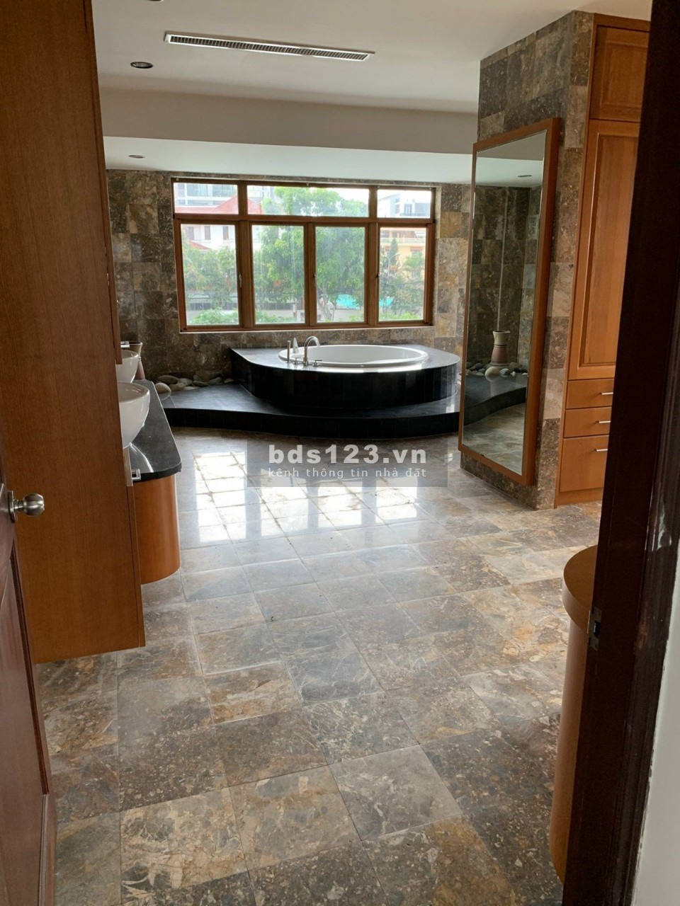 Bán biệt thự MT sông SG, đ. Nguyễn Văn Hưởng. DT 45x30m (1018m²). 4 Lầu - 260 tỷ - 0911989098 Quân.