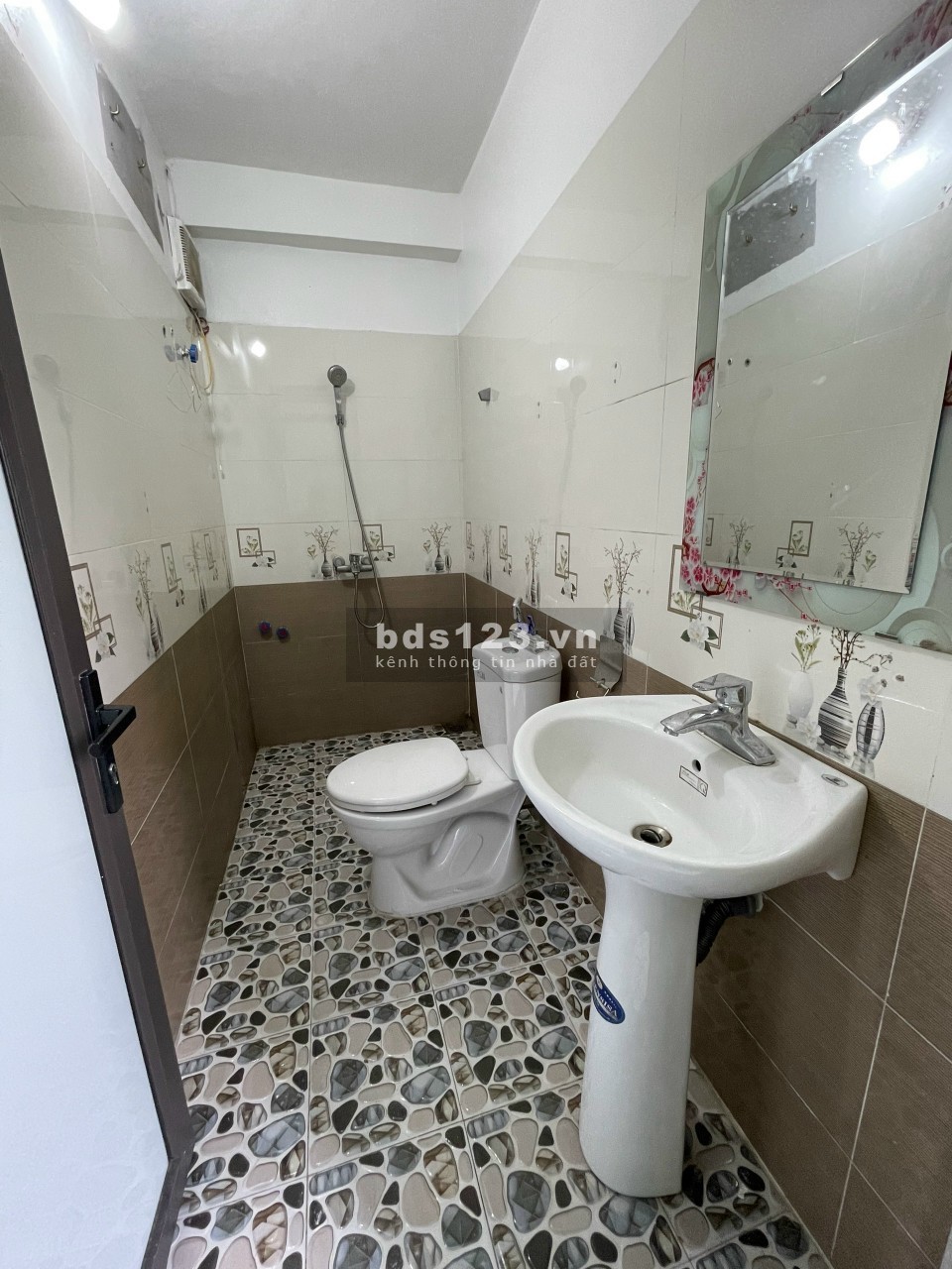 Cần bán nhà 5 tầng cầu lớn, Nam Hồng, liên hệ 0829099993