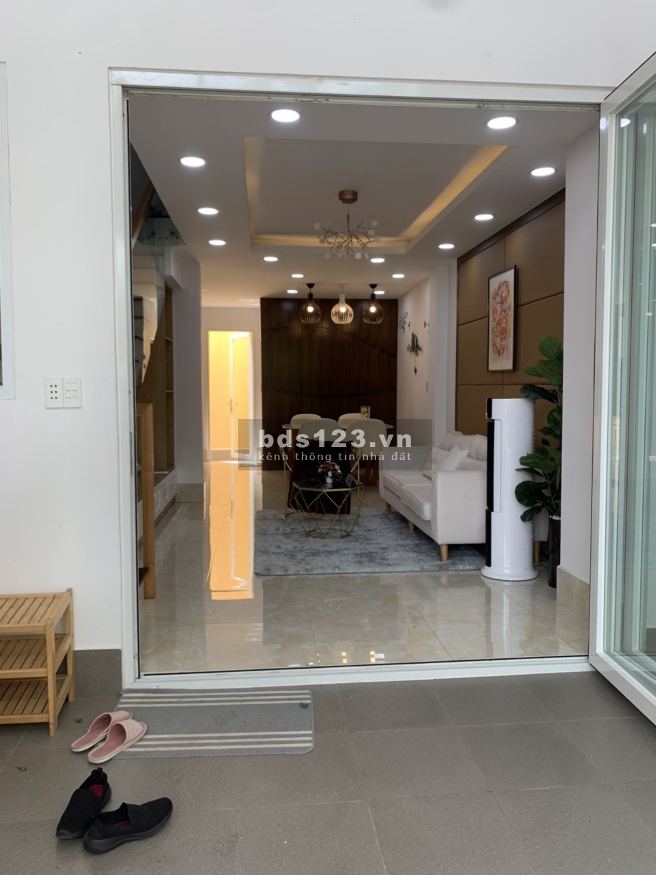 Bán nhà phố mặt tiền Quốc Lộ 1A, thành phố Tân An, sổ hồng riêng bàn giao ngay