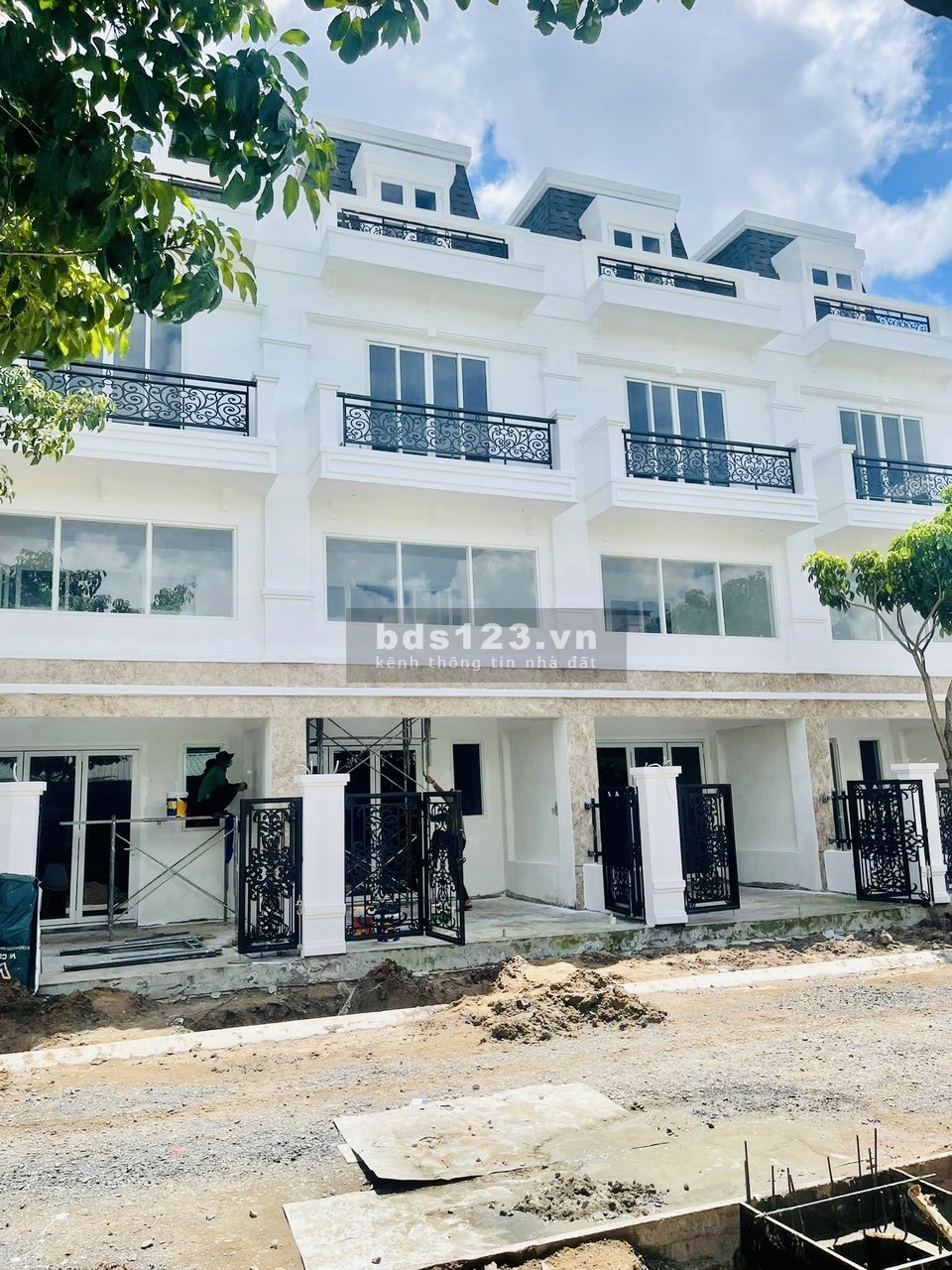 Bán nhà phố mặt tiền Quốc Lộ 1A, thành phố Tân An, sổ hồng riêng bàn giao ngay