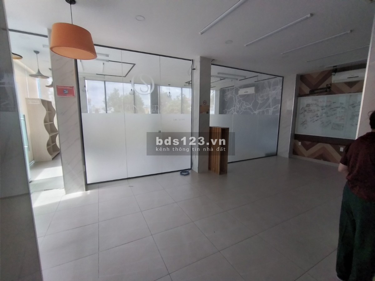 Cho thuê MT Sương Nguyệt Ánh DT 10x42m KC 4 Lầu 300 triệu. Gọi 0911989098 Quân Đồng