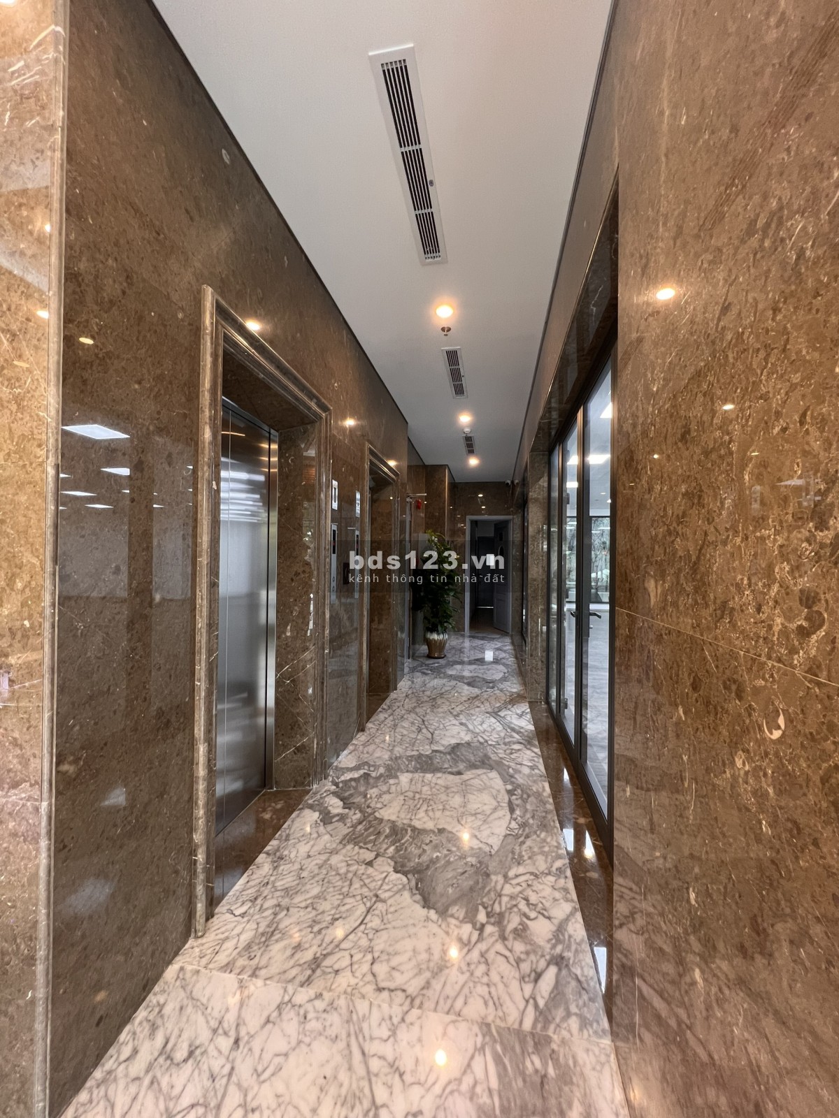 Tòa nhà 7 tầng, Nguyễn Văn Hưởng, TĐ, Q2 - DT 25x20m, CN 500m2 - 4 thang máy - 470 tỷ - 0911989098.