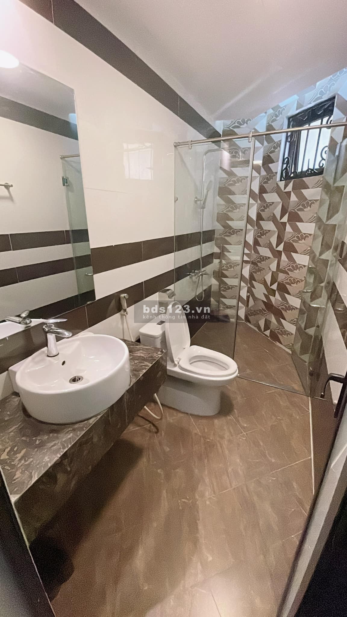 Nhà phố Kim Đồng ô tô vào nhà kinh doanh đỉnh, lô góc vỉa hè dt 45m2, 4 tầng, giá chỉ 6 tỷ