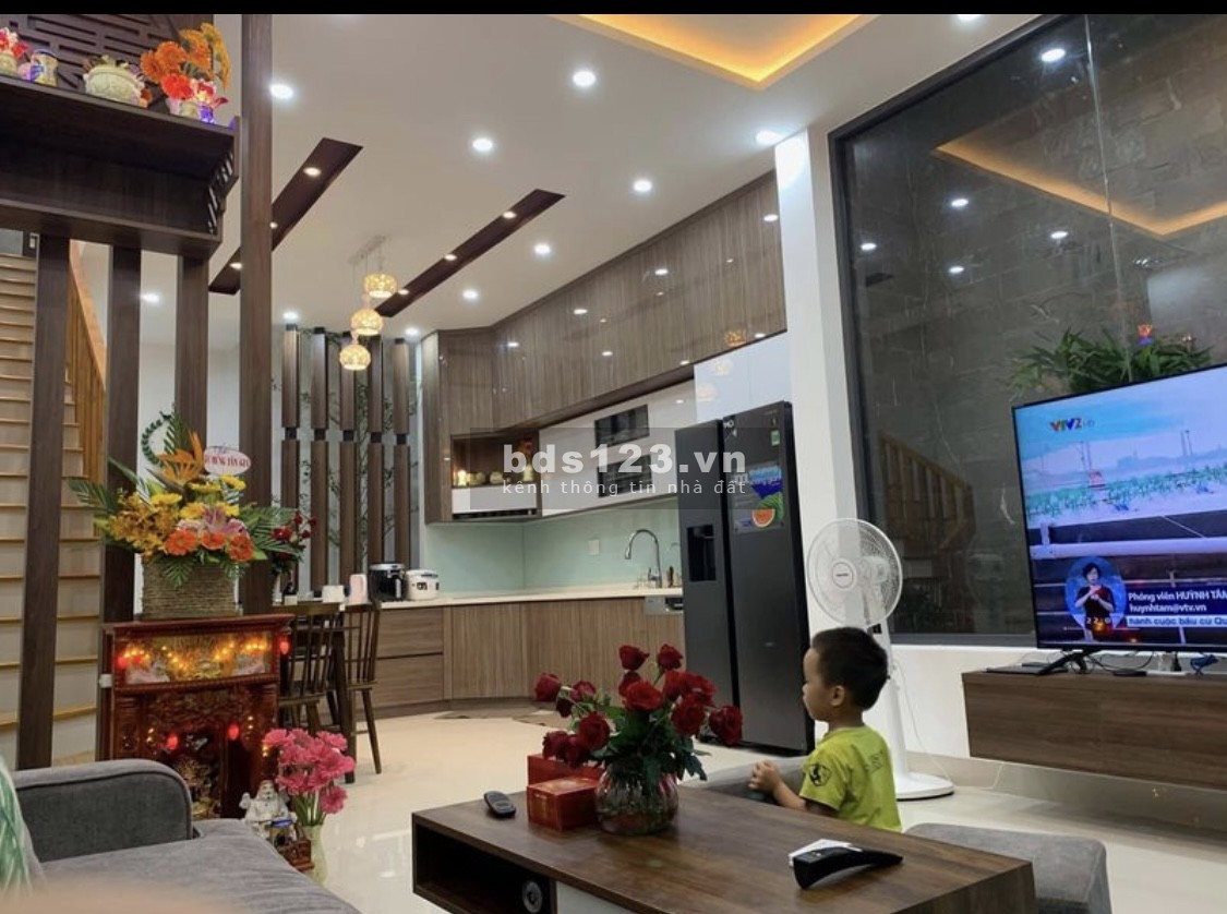 Nhà đẹp hướng Tây DTSD 48m² x 4 tầng MT 5m, giá 6,8 tỷ đồng, ngõ rộng cách phố 10m