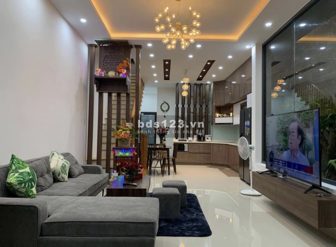 Nhà đẹp hướng Tây DTSD 48m² x 4 tầng MT 5m, giá 6,8 tỷ đồng, ngõ rộng cách phố 10m