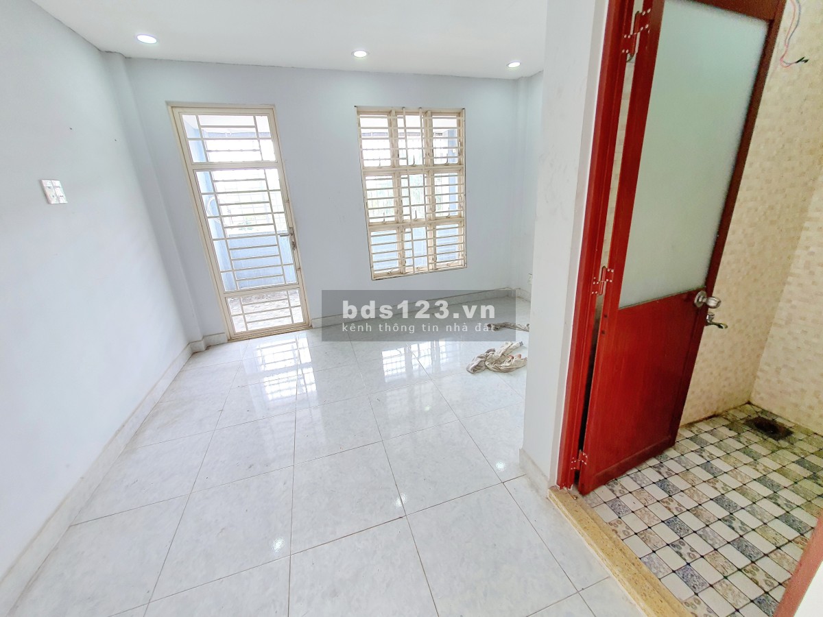 Cho thuê nhà 2 lầu mặt tiền KD đường Tạ Quang Bửu Phường 5 Quận 8