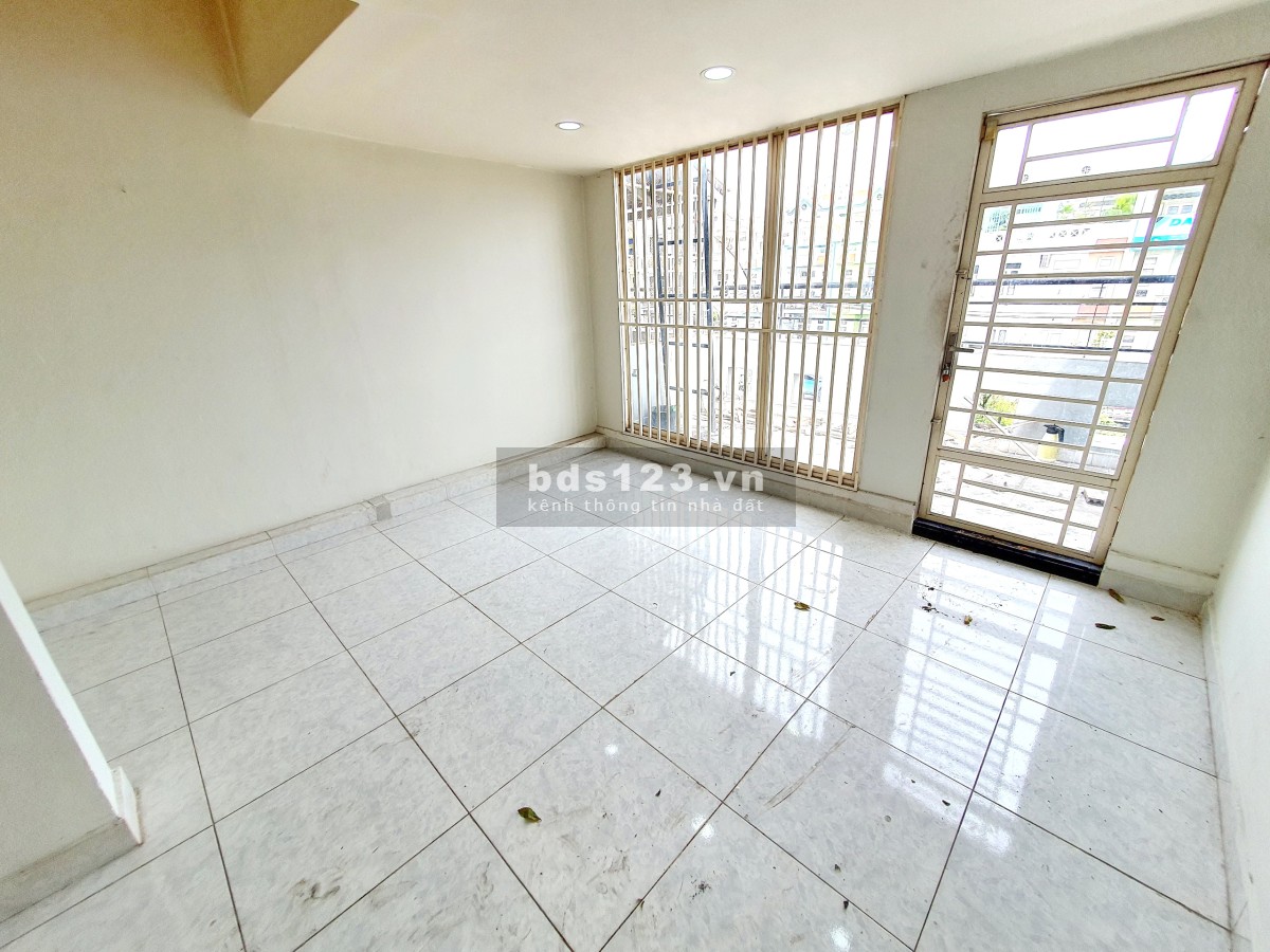 Cho thuê nhà 2 lầu mặt tiền KD đường Tạ Quang Bửu Phường 5 Quận 8