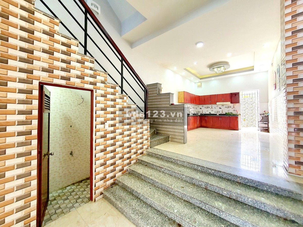 Cho thuê nhà 2 lầu mặt tiền KD đường Tạ Quang Bửu Phường 5 Quận 8