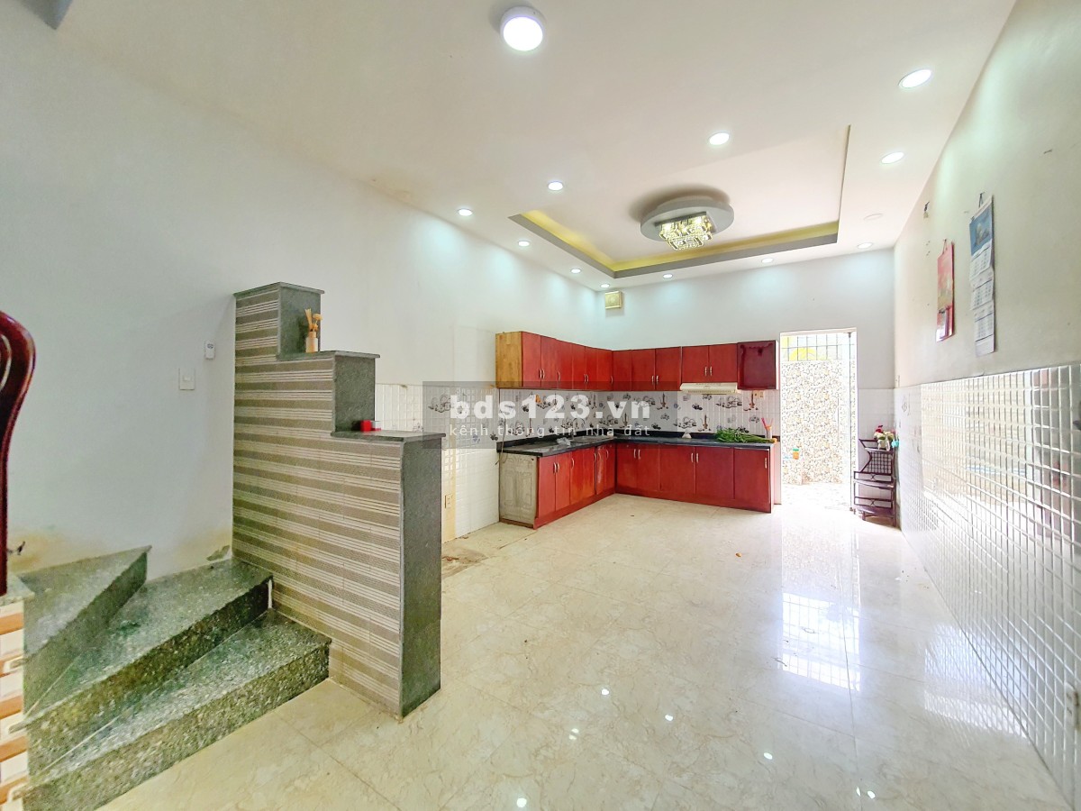 Cho thuê nhà 2 lầu mặt tiền KD đường Tạ Quang Bửu Phường 5 Quận 8