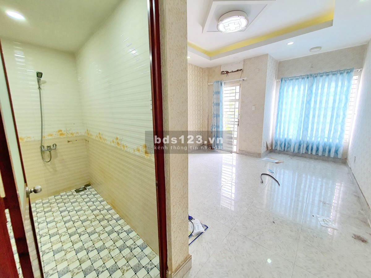 Cho thuê nhà 2 lầu mặt tiền KD đường Tạ Quang Bửu Phường 5 Quận 8