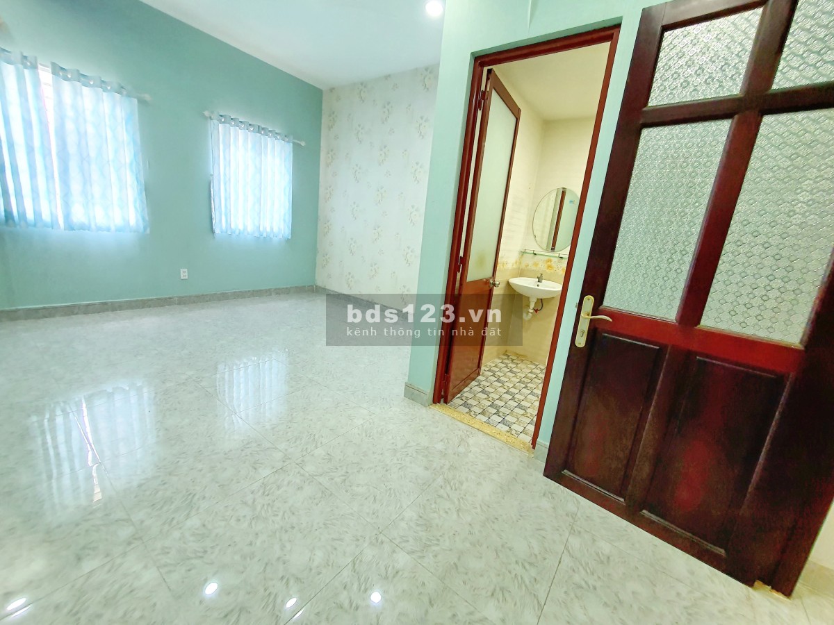Cho thuê nhà 2 lầu mặt tiền KD đường Tạ Quang Bửu Phường 5 Quận 8