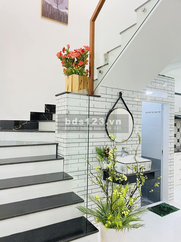 Nhà Ngay Mặt Tiền(3pn, 2wc) 82m2 giá 730tr, sổ riêng chính chủ tặng NT dọn ở ngay 0902160844