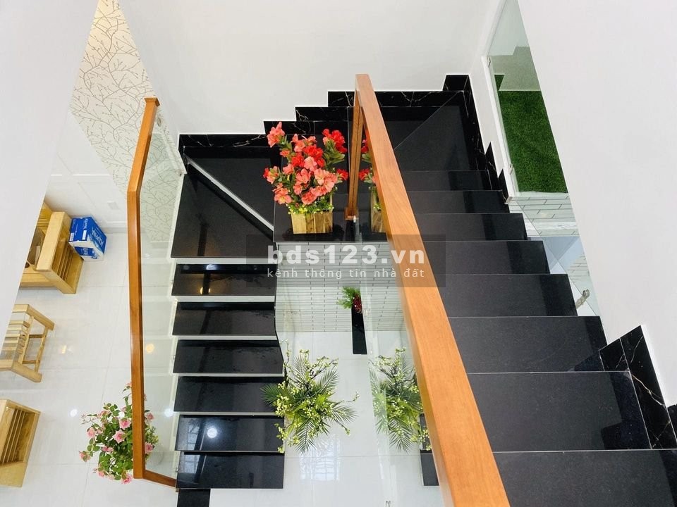 Nhà Ngay Mặt Tiền(3pn, 2wc) 82m2 giá 730tr, sổ riêng chính chủ tặng NT dọn ở ngay 0902160844