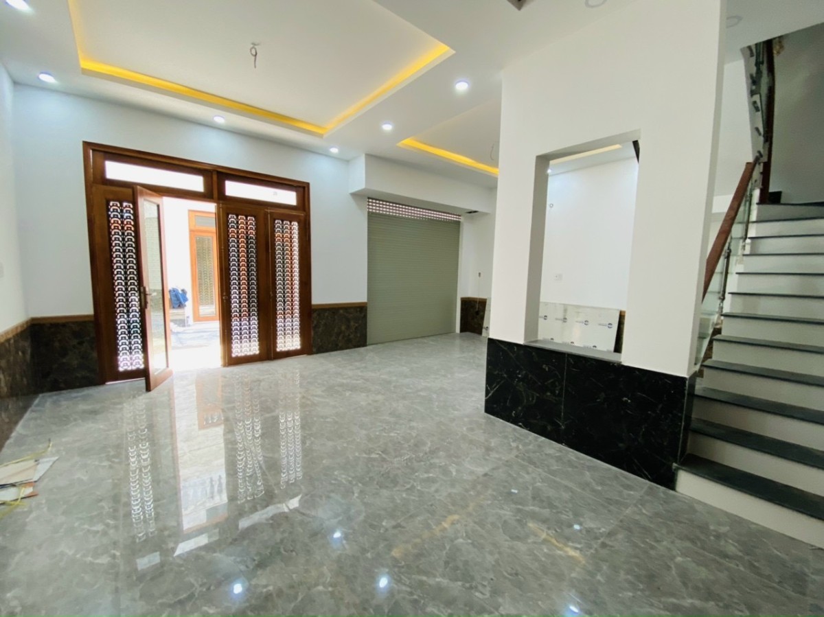 Cần sang nhượng lại căn nhà gần chợ Bình Chánh khu dân cư đông