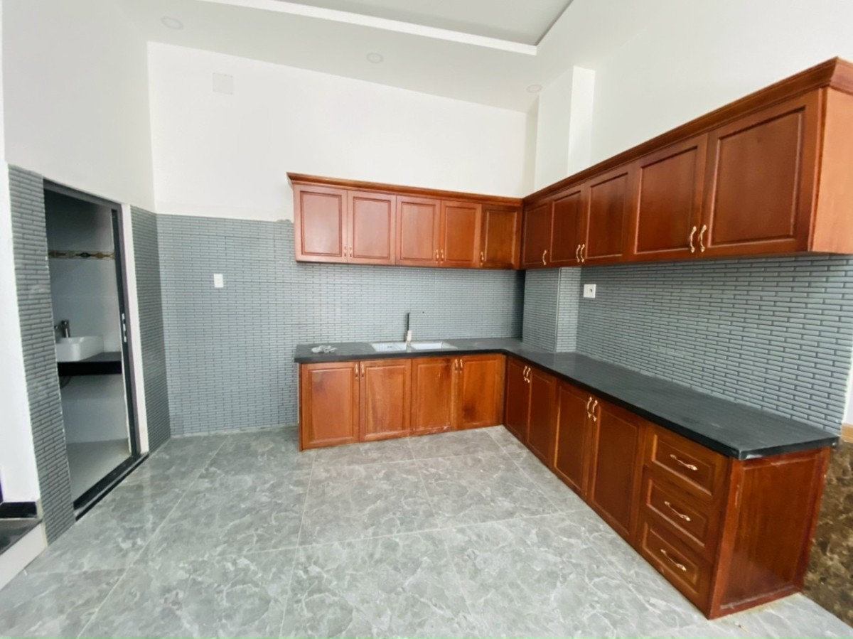Cần sang nhượng lại căn nhà gần chợ Bình Chánh khu dân cư đông