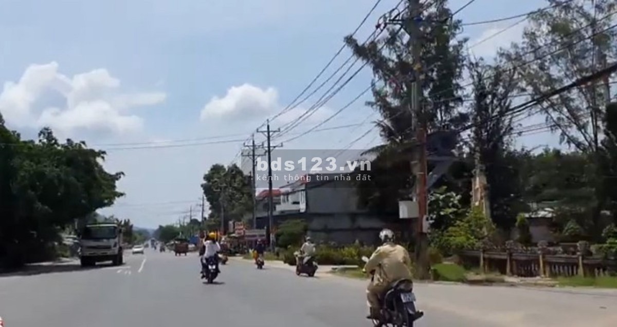 Sang gấp 816m2 đất chính chủ full thổ cư đối diện chợ giá 650 triệu, sát khu công nghiệp
