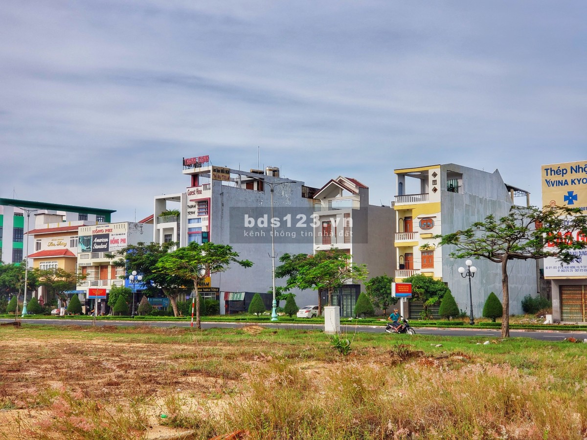Chính chủ cần bán lô đất nền mặt tiền đường, giá tốt nhất thị trường, cách biển Tuy Hòa 300m.
