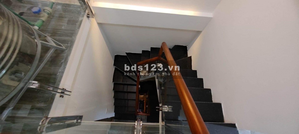 Bán nhà riêng chính chủ phố Đê La Thành, DTSD 33m² x 5 tầng, MT 3m, giá chỉ 7 tỷ