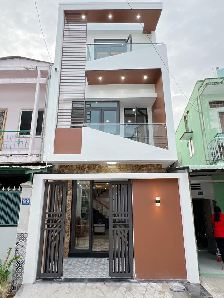 Bán nhà tại đường Hòa Bình, Tân Phú sát quận 11, DT 70m² x 3 tầng, 4 PN, giá 4,45 tỷ đồng