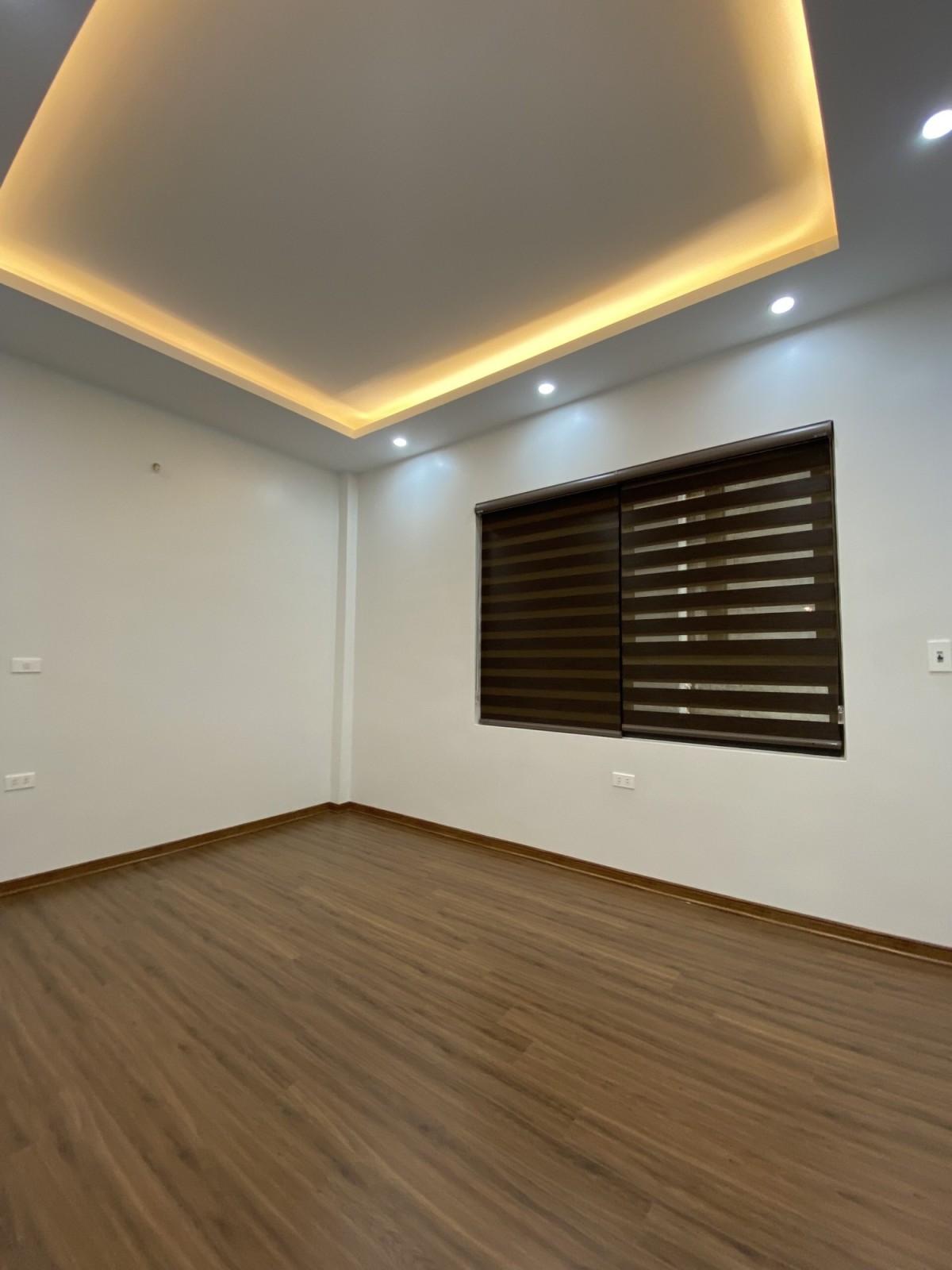 Bán nhà Văn Cao mới xây 100% x 5 tầng thang máy giá bán chỉ 8,4 tỷ đồng
