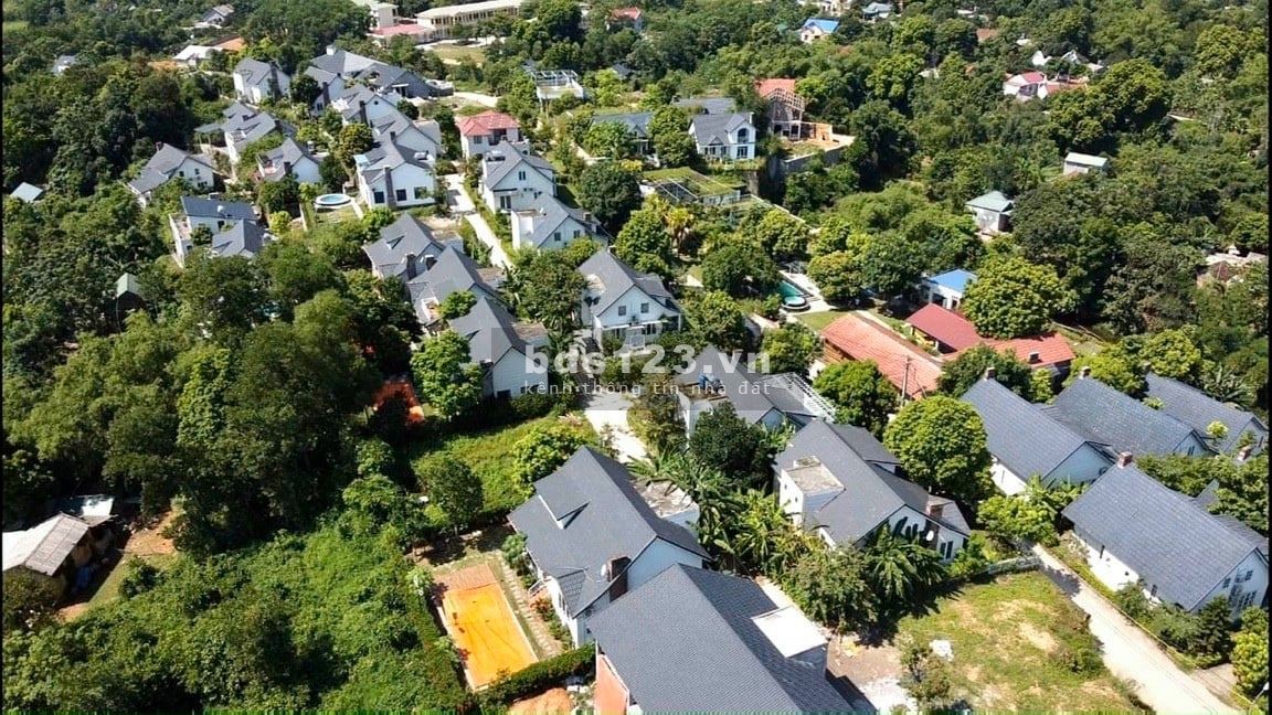 Bán căn biệt thự 3 phòng ngủ đã hoàn thiện trong khu Resort Rose Villas Hòa Bình - Giá 3,9 tỷ