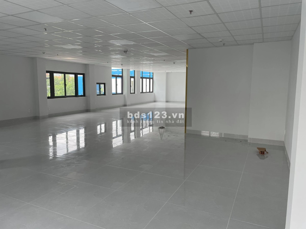 Chính chủ cần cho thuê văn phòng làm việc có ban công, giá tốt