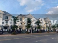 Sở Biệt thự liền liền nằm tại trung tâm hành chính Quận, vị trí đắc địa