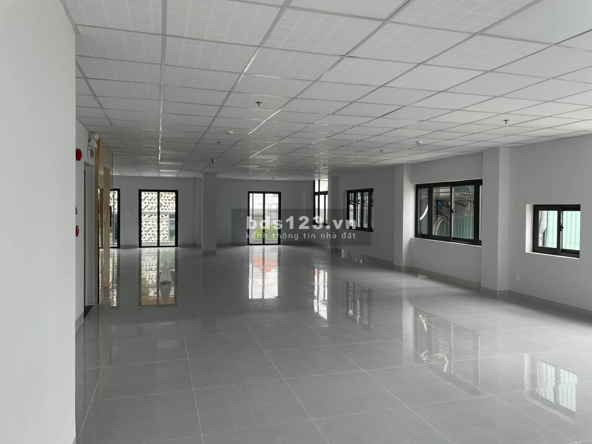 Chính chủ cần cho thuê văn phòng làm việc có ban công, giá tốt