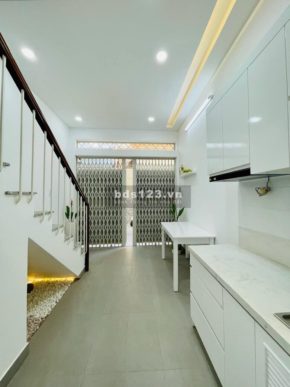 Bán nhà MT đường Huỳnh Văn Bánh, DT 64m² x 4 tầng đầy đủ tiện nghi giá chỉ 4,5 tỷ đồng