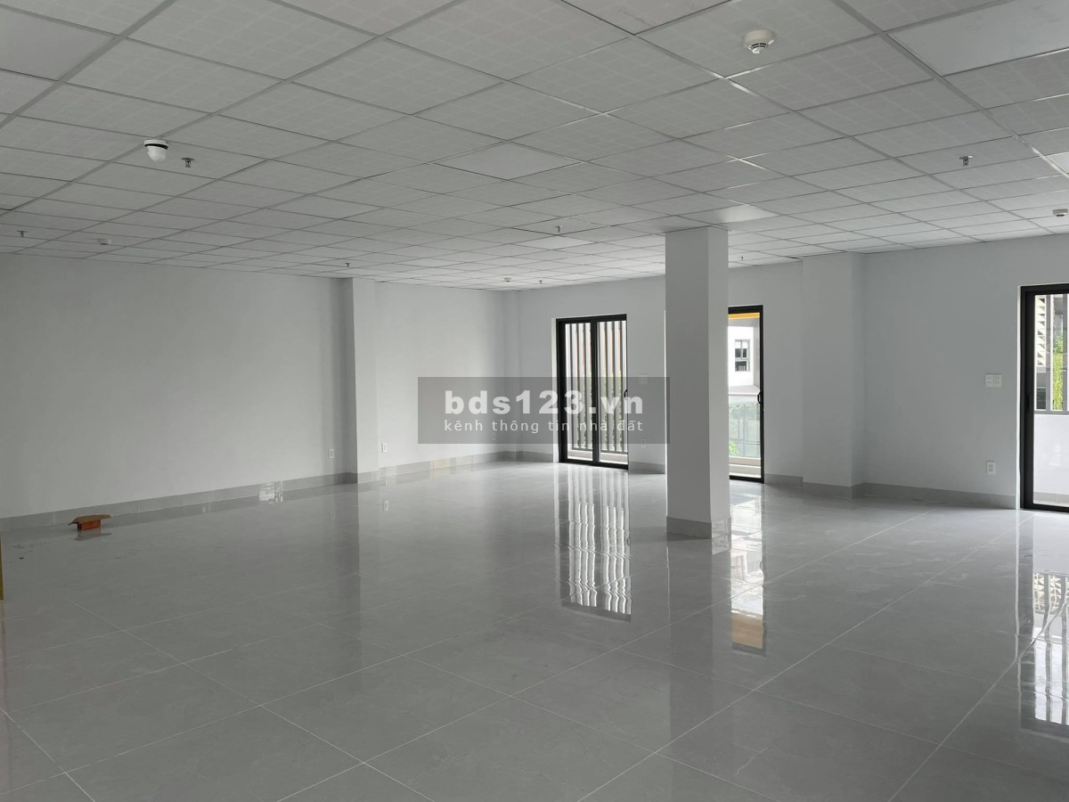 Chính chủ cần cho thuê văn phòng làm việc có ban công, giá tốt