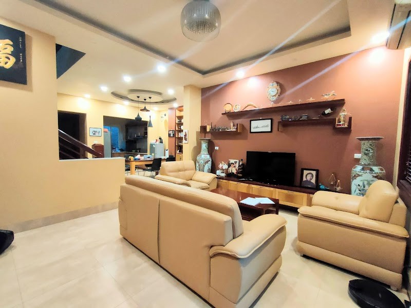 Bán nhà Bắc Cầu Long Biên, nhà đẹp thông trước thoáng sau, DT 140m² x 3 tầng giá chỉ 7,9 tỷ đồng