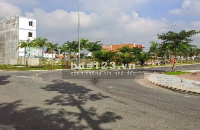 Đất ngộp kẹt vốn bán gấp lô góc kề góc trong KDC Quận 12 108,4m2 SHR, XDTD