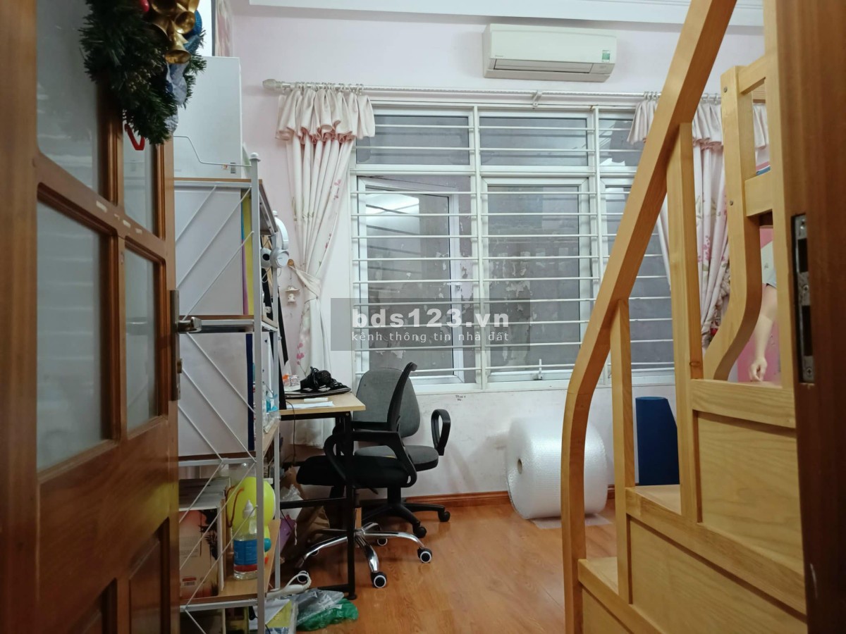 Bán nhà gần phố Chùa Láng, diện tích 50m² x 5 tầng, mặt tiền 4m, giá bán 5,99 tỷ đồng