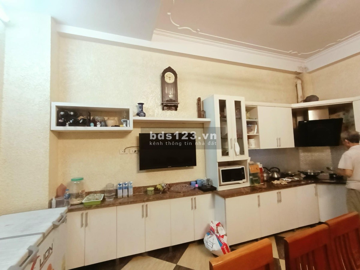 Bán nhà gần phố Chùa Láng, diện tích 50m² x 5 tầng, mặt tiền 4m, giá bán 5,99 tỷ đồng