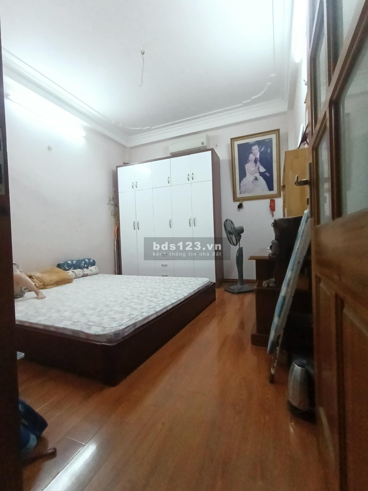 Bán nhà gần phố Chùa Láng, diện tích 50m² x 5 tầng, mặt tiền 4m, giá bán 5,99 tỷ đồng
