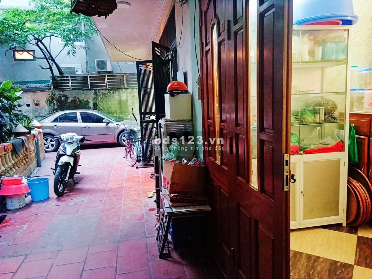 Bán nhà gần phố Chùa Láng, diện tích 50m² x 5 tầng, mặt tiền 4m, giá bán 5,99 tỷ đồng