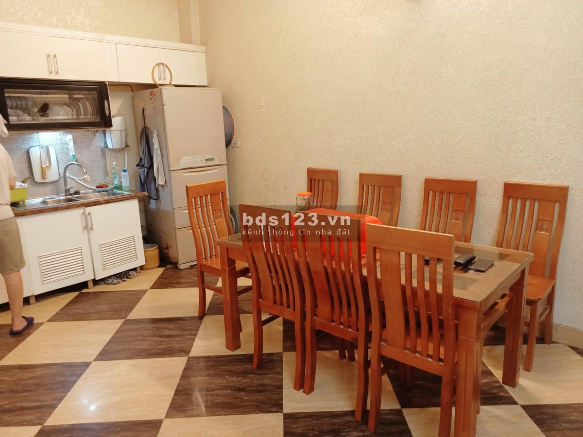 Bán nhà gần phố Chùa Láng, diện tích 50m² x 5 tầng, mặt tiền 4m, giá bán 5,99 tỷ đồng