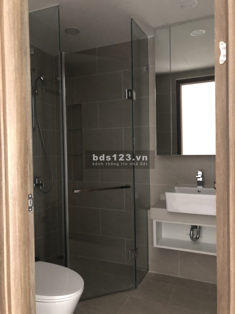 Cho thuê nhanh căn 62m2 River Panorama giá 9tr/ tháng bao phí dịch vụ, đã lắp máy lạnh và rèm