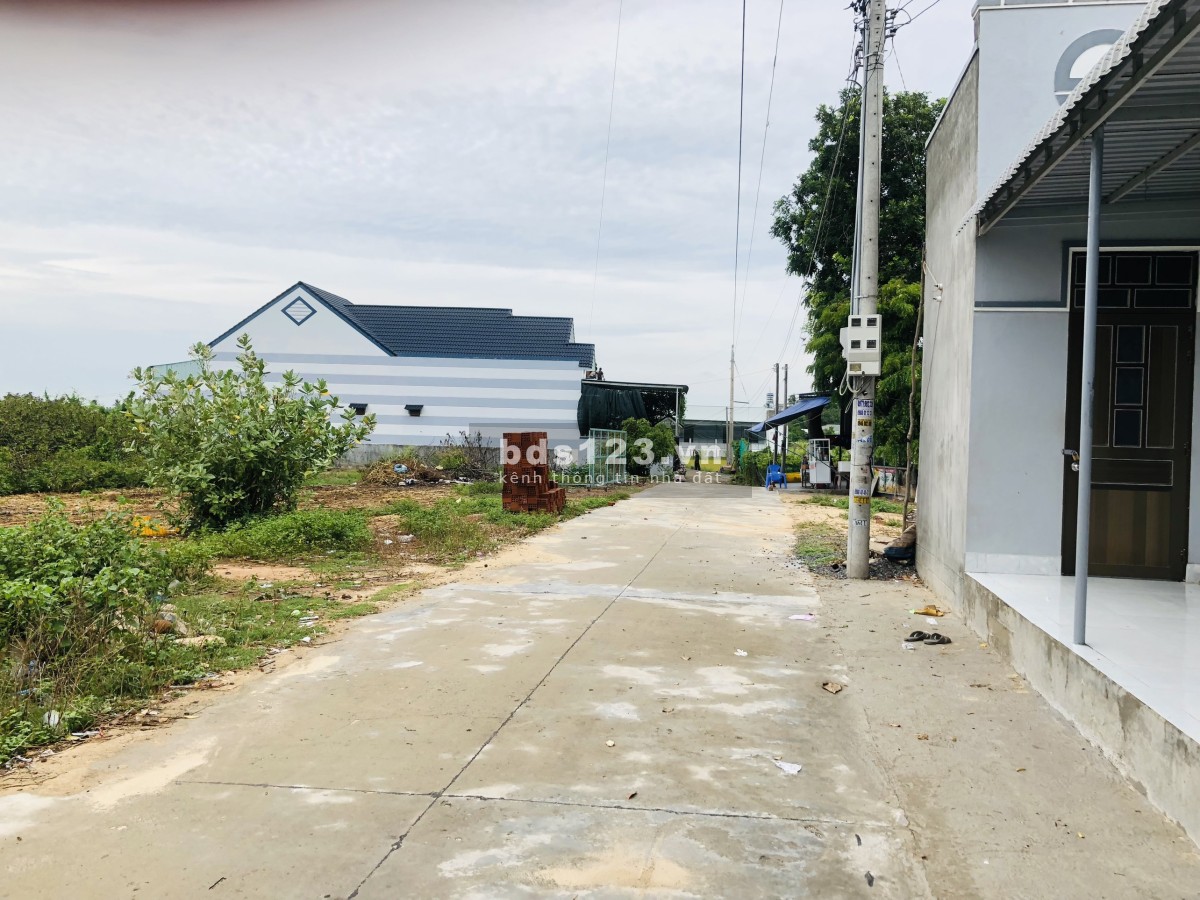 Đất nền ven biển Tuy Phong, Bình Thuận. Nằm trong khu dân cư, đối diện trường THCS Phước Thế