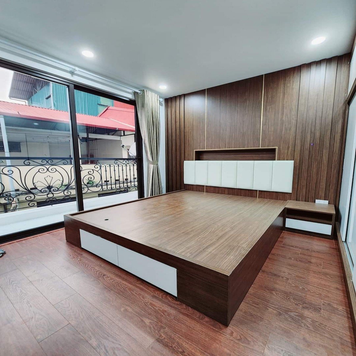 Nhà ngõ 21 Hoàng Quốc Việt 57m2 x 5T mtien 4.2m 8.3 tỷ , oto vào nhà, văn phòng, nhà mới