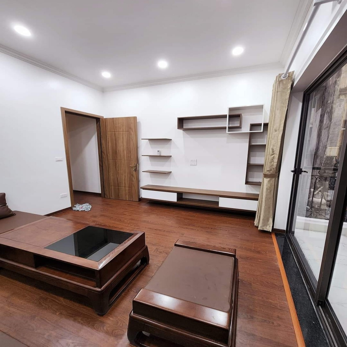 Nhà ngõ 21 Hoàng Quốc Việt 57m2 x 5T mtien 4.2m 8.3 tỷ , oto vào nhà, văn phòng, nhà mới