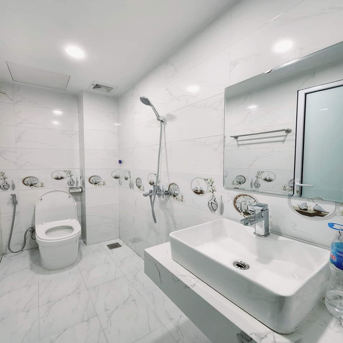 Nhà ngõ 21 Hoàng Quốc Việt 57m2 x 5T mtien 4.2m 8.3 tỷ , oto vào nhà, văn phòng, nhà mới