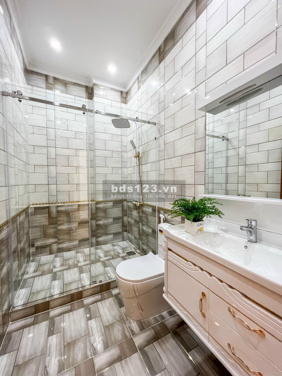 Bán gắp nhà trung tâm thành phố liên hệ 0945975373 giá tốt