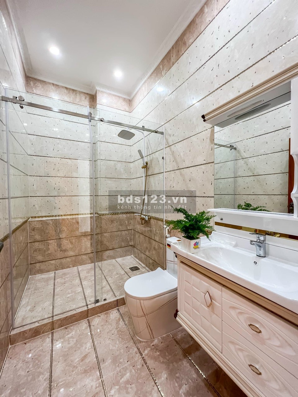 Bán gắp nhà trung tâm thành phố liên hệ 0945975373 giá tốt