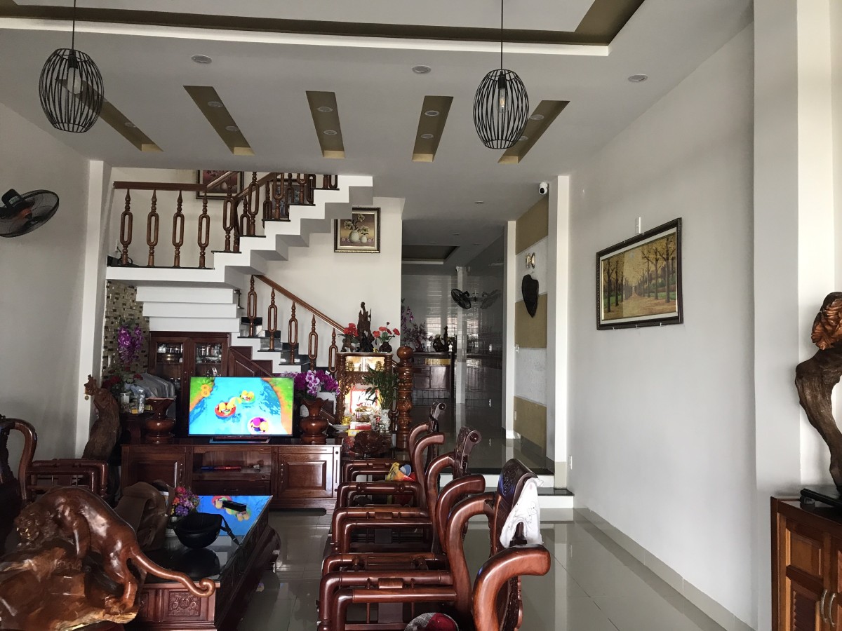 Cho thuê nhà 3 TẦNG (ngang 10m, 200m2, 7 PN). Gần cầu TUYÊN SƠN GIÁ 37TR