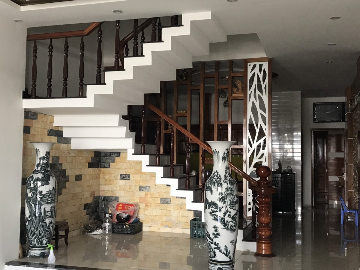 Cho thuê nhà 3 TẦNG (ngang 10m, 200m2, 7 PN). Gần cầu TUYÊN SƠN GIÁ 37TR